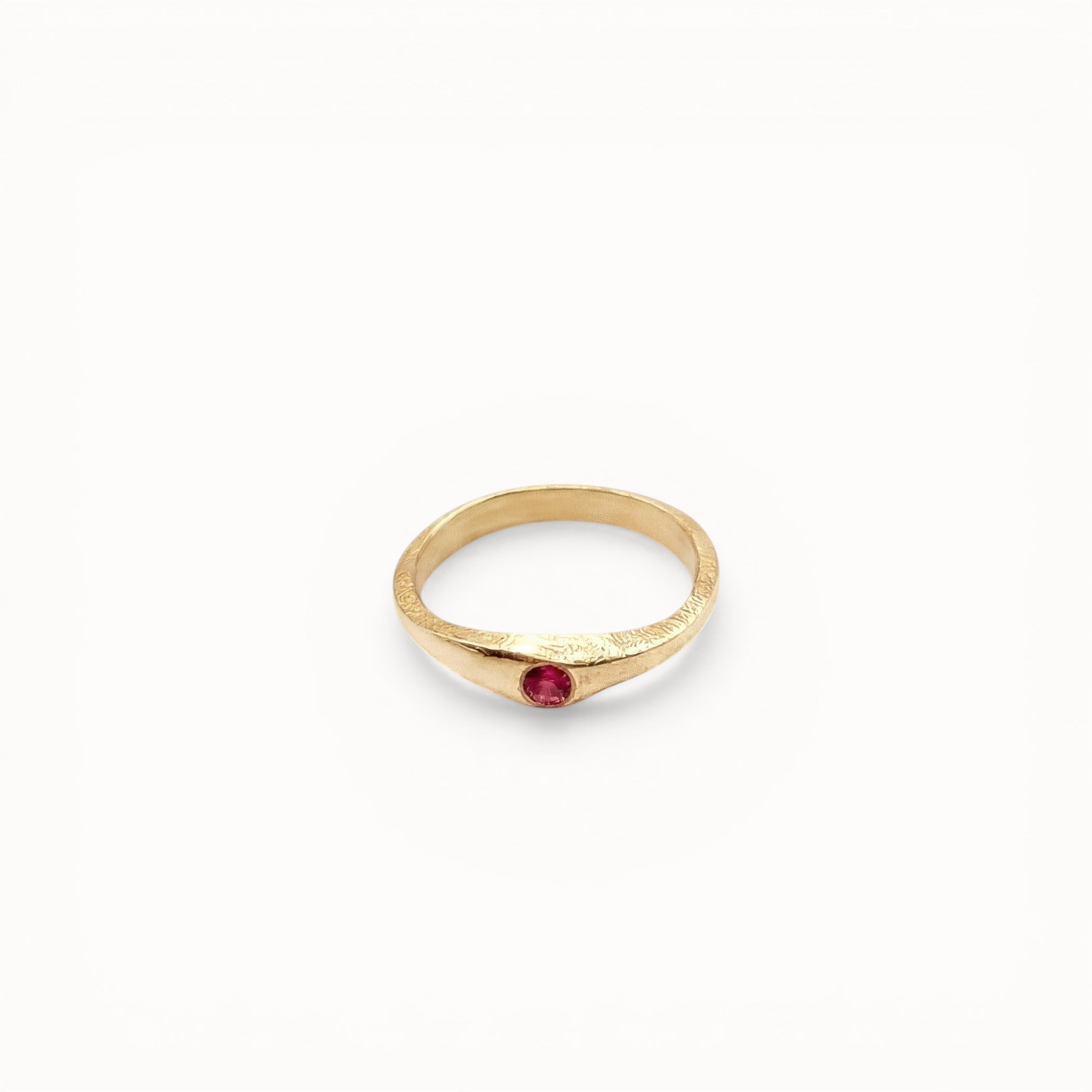 Loen Jewelry gold-plated ring with a small red stone and engraved band, inspired by Parisian charm.