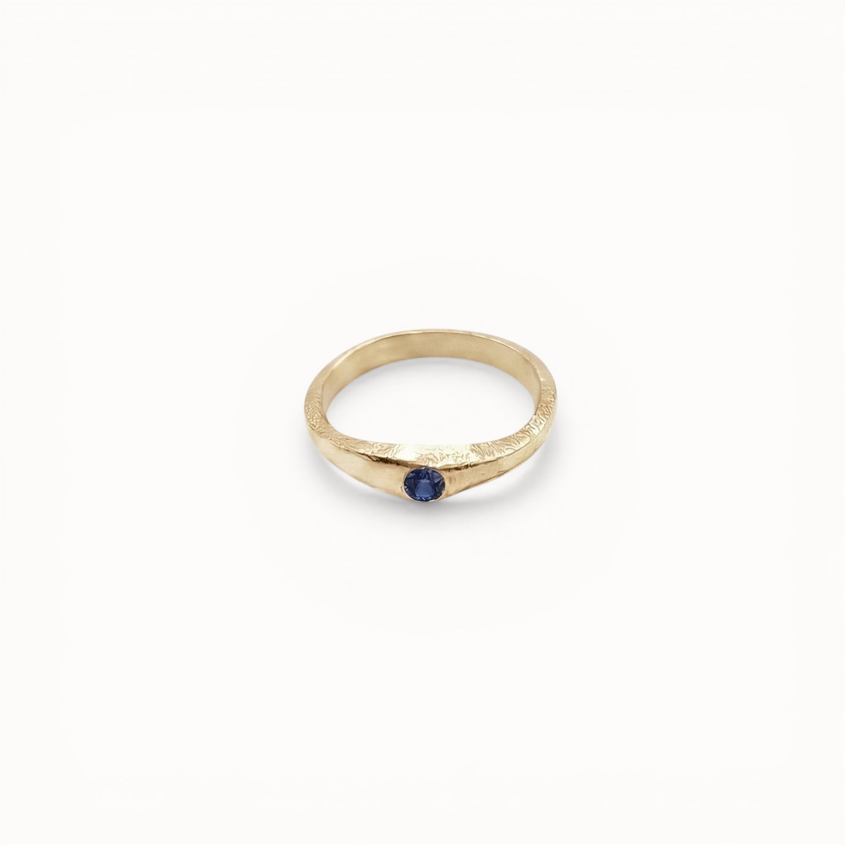 Loen Jewelry gold-plated ring with blue sapphire, inspired by Parisian charm. Handcrafted.