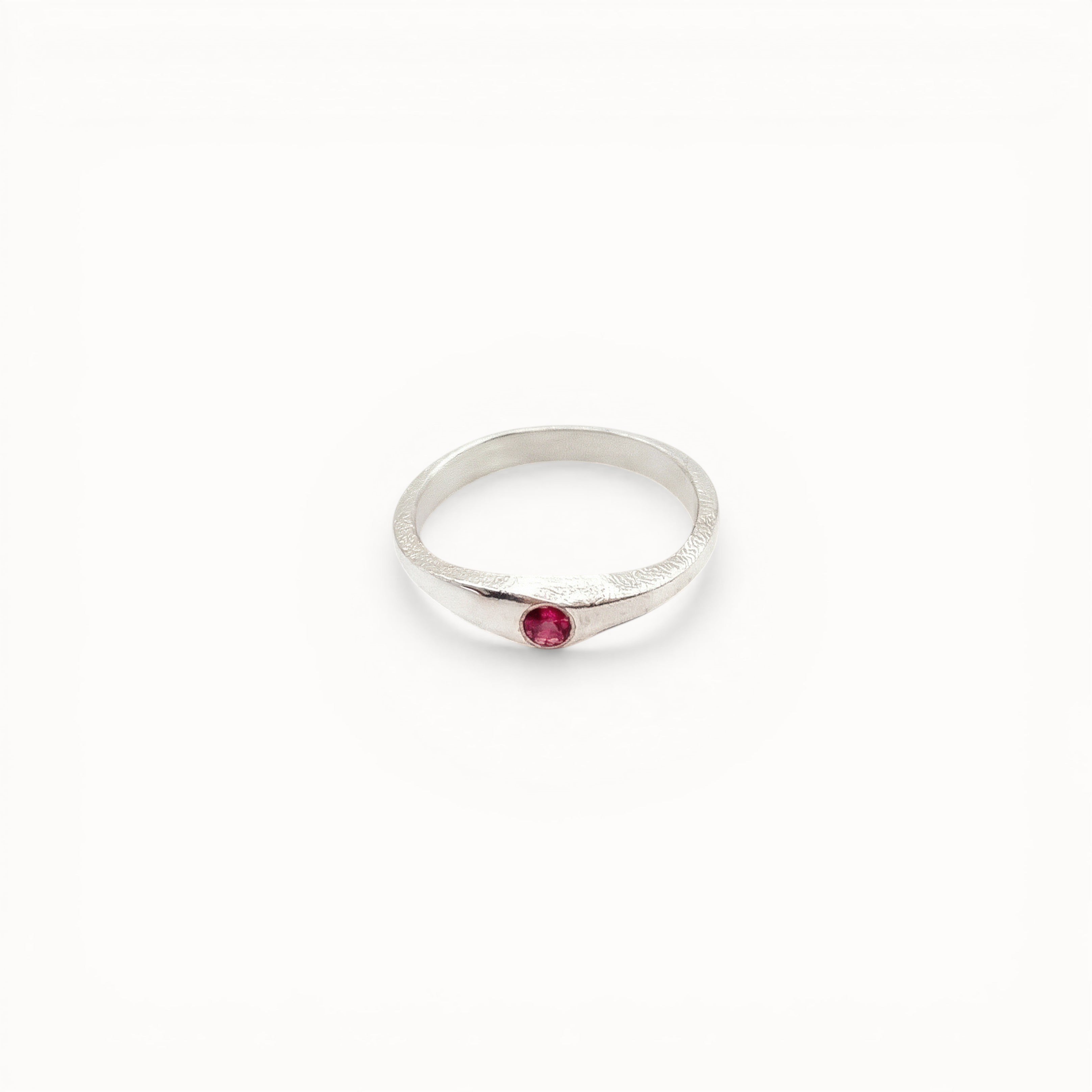 Loen Jewelry silver ring with a small pink stone, inspired by Parisian charm.